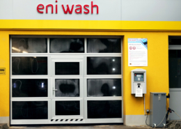 Vollansicht des Waschstraßentores bei ENI Wash in Klagenfurt am Wörthersee, eingebaut von CH Tortechnik