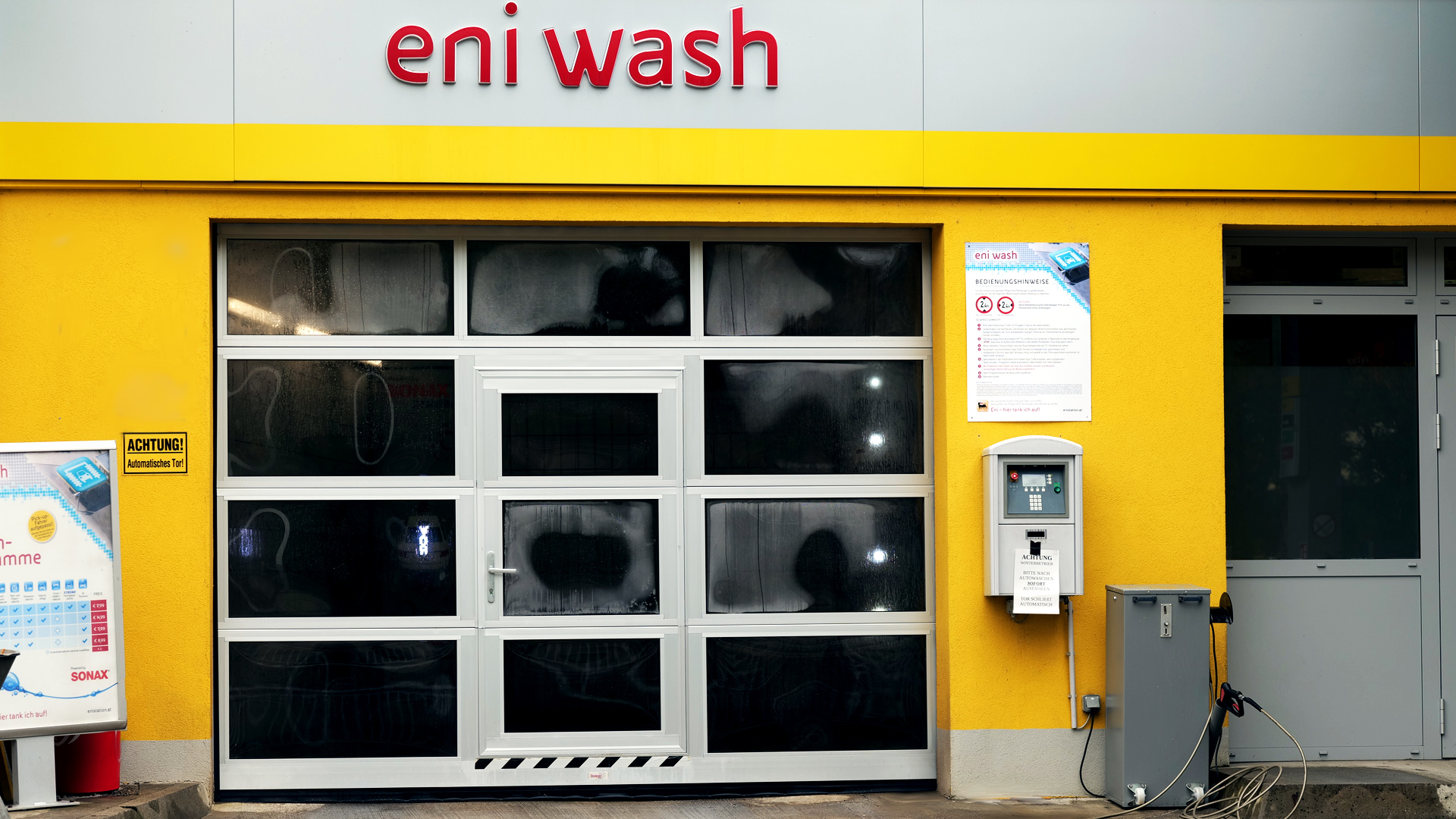 Vollansicht des Waschstraßentores bei ENI Wash in Klagenfurt am Wörthersee, eingebaut von CH Tortechnik