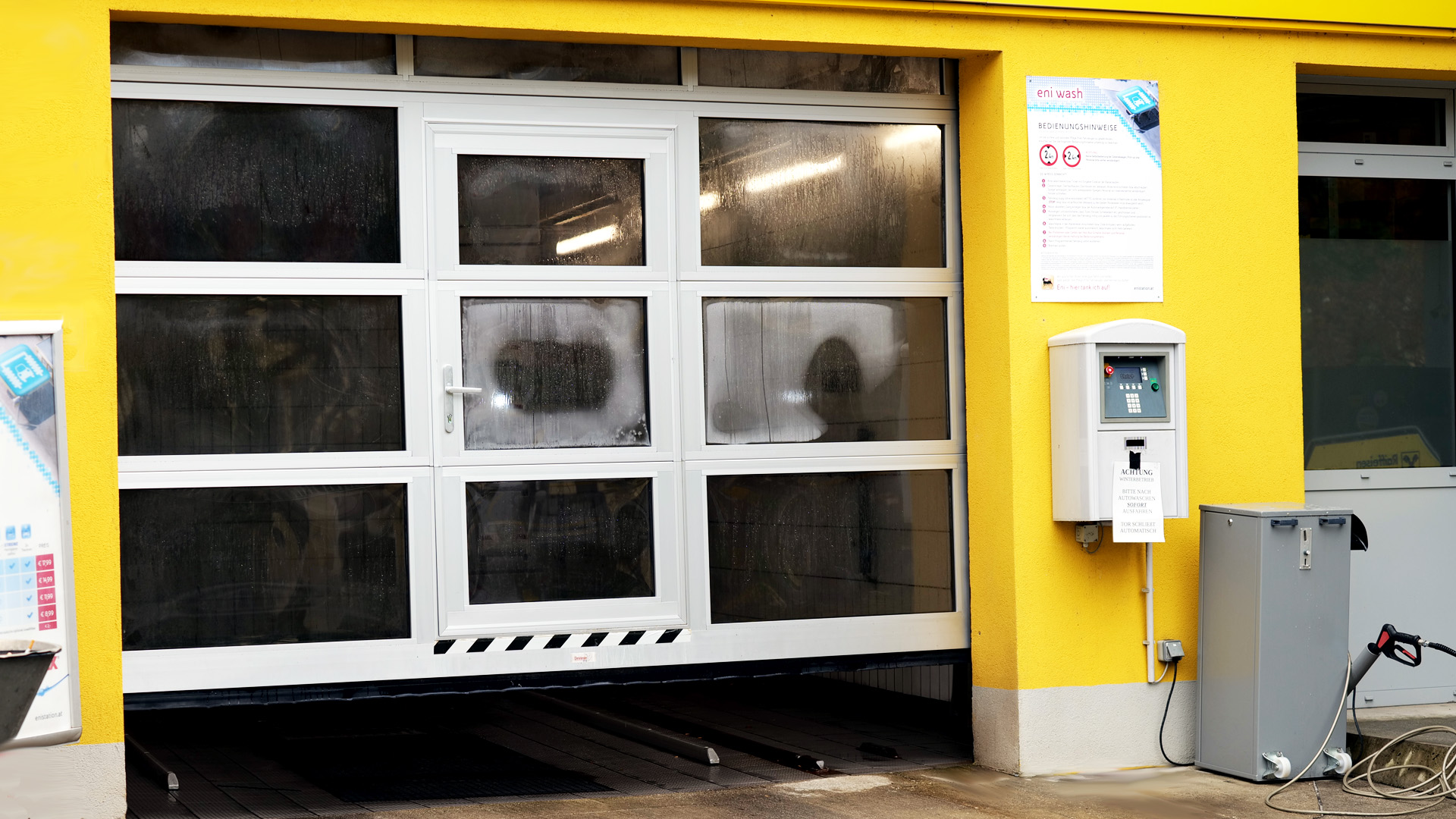Das Christensen Tor schließt sich bei der ENI-Waschanlage in Klagenfurt