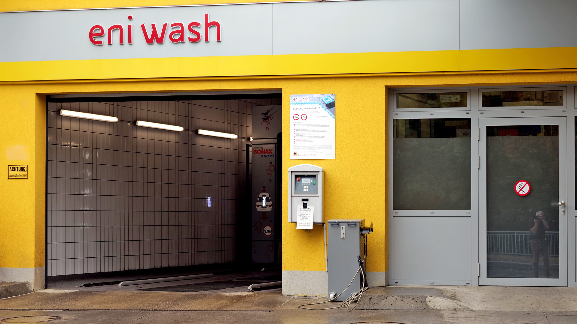 ENI Wash mit offenem Christensen Waschstraßen-Tor in Klagenfurt